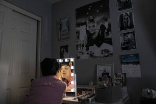 Jacy Chavira, 22, puts on makeup at her home in Grand Terrace, Calif., on Sept. 12, 2022. (Verónica G. Cárdenas/The New York Times)