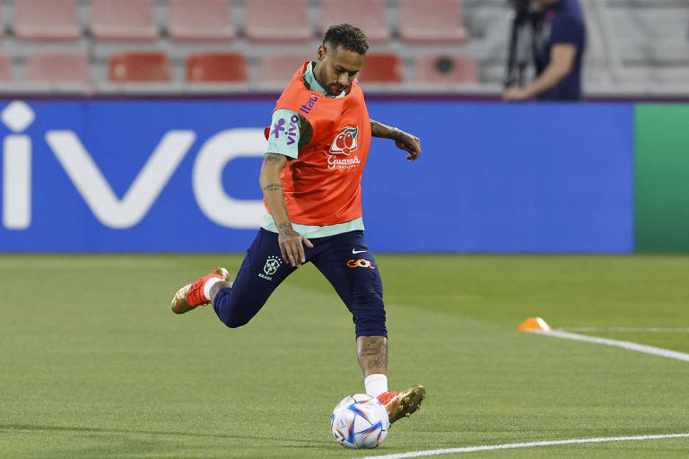 Neymar treina no estádio Al-Arabi, em Doha, na preparação da seleção brasileira para a estreia na Copa