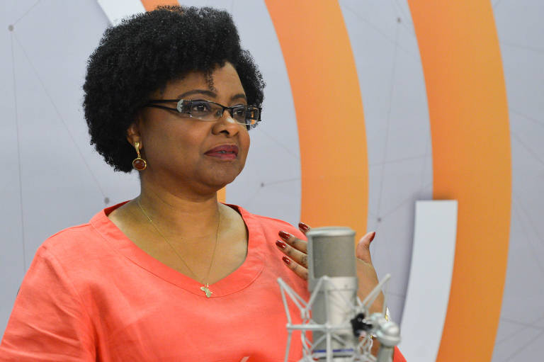 A ex-ministra das Mulheres, da Igualdade Racial e dos Direitos Humanos, Nilma Lino Gomes, participa da transição no grupo técnico de igualdade racial