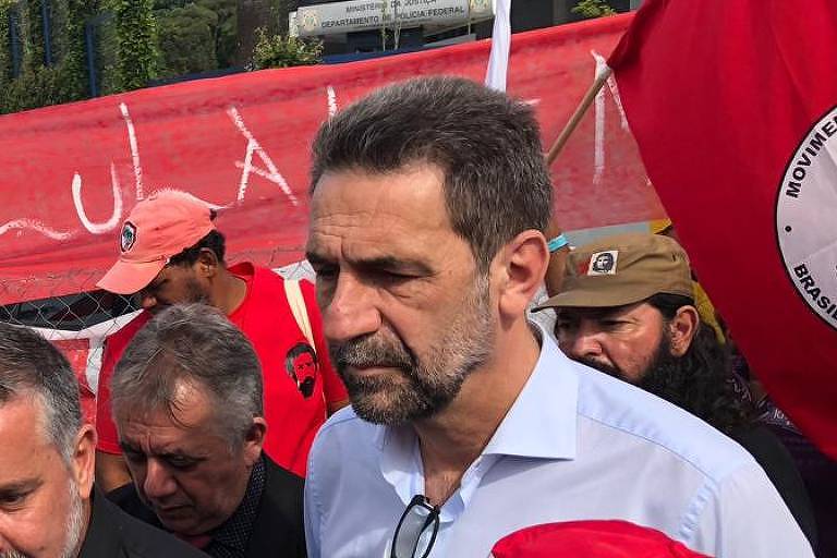 O deputado federal Ênio Verri (PT-PR) acompanhando o depoimento de Lula em frente à Polícia Federal, e agora faz parte da transição de governo, na area de Planejamento, Orçamento e Gestão