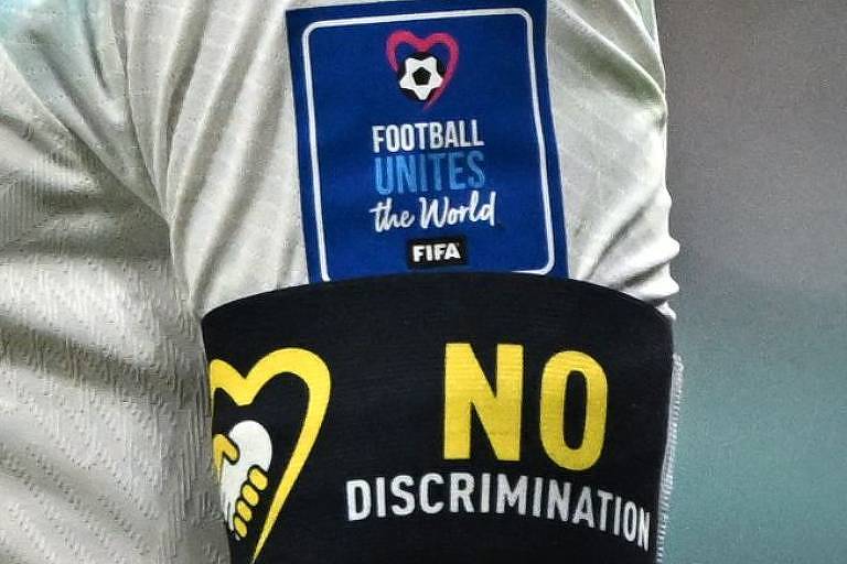 Braçadeira preta usada pelo capitão da Inglaterra, Harry Kane, no jogo contra o Irã na Copa do Qatar traz a inscrição "No Discrimination" escrita em amarelo