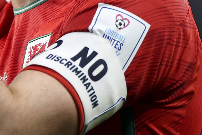Braçadeira branca usada pelo capitão do País de Gales, Gareth Bale, no jogo contra os EUA na Copa do Qatar traz a inscrição "No Discrimination" escrita em preto
