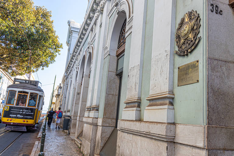 Bondinho passa em frente ao consulado do Brasil em Lisboa, capital de Portugal, onde a comunidade brasileira representa mais de 30% do total de imigrantes