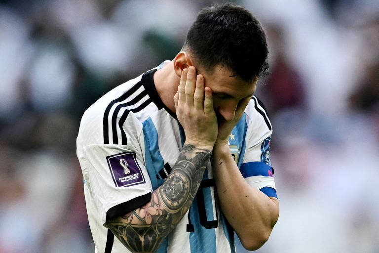 O argentino Lionel Messi desolado depois da partida, na qual a sua seleção perdeu para a Arábia Saudita por 2 a 1