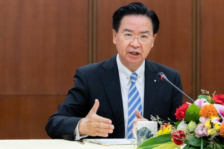 O ministro das Relações Exteriores de Taiwan, Joseph Wu, durante entrevista a jornalistas internacionais na sede da chancelaria, em Taipei