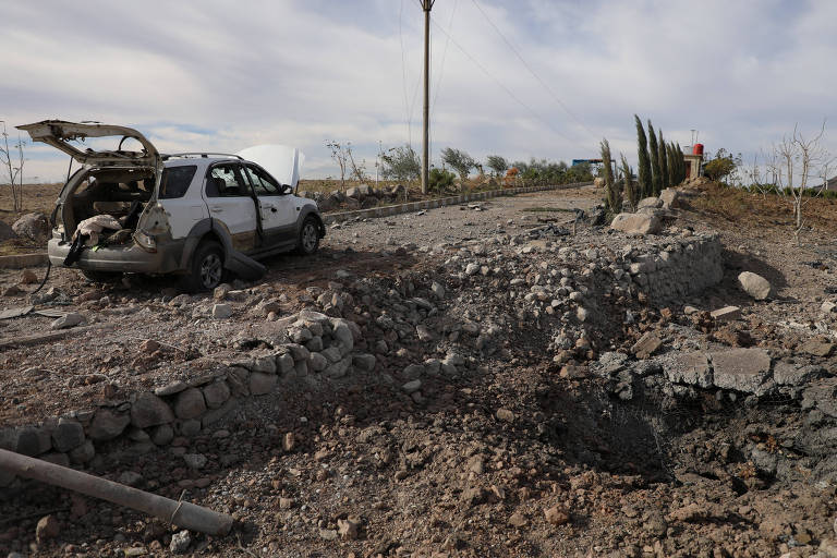 Área atingida por aviões turcos no campo em Derik, na Síria
