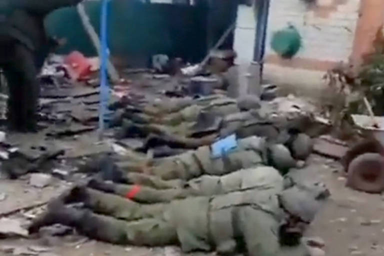 Frame de vídeo mostra soldados russos deitados lado a lado após declararem rendição, durante combate na cidade de Makiivka, na Ucrânia