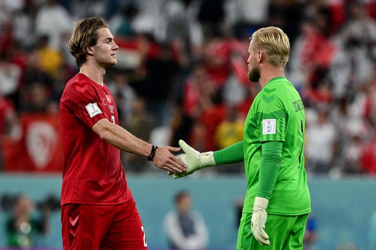 O zagueiro dinamarquês Joachim Andersen e o goleiro dinamarquês  Kasper Schmeichel apertam as mãos após o apito final da partida de futebol do Grupo D da Copa do Mundo Qatar 2022 entre Dinamarca e Tunísia
