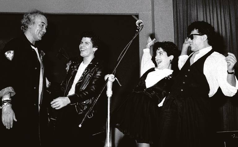Erasmo Carlos com Paulo Ricardo, Paula Toller e Léo Jaime durante show no Copacabana Palace, em junho de 1989