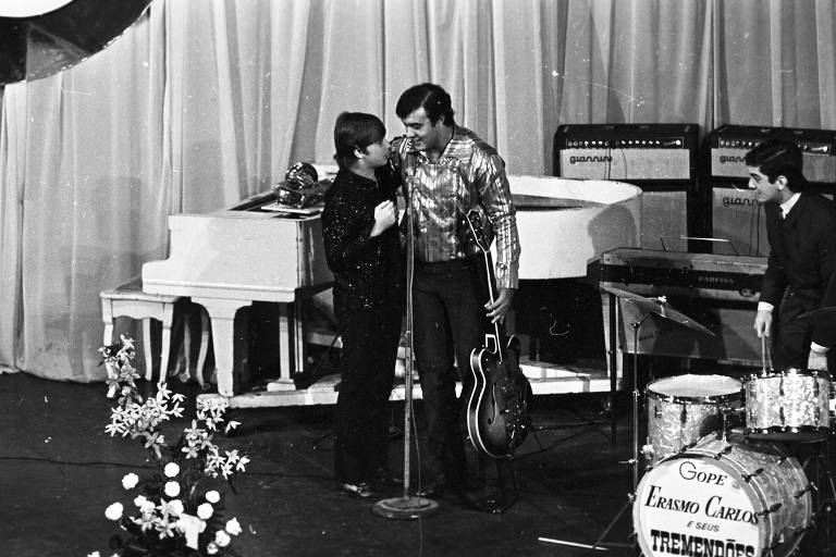 Os cantores Roberto Carlos (à esq.) e Erasmo Carlos durante a festa de aniversário de Roberto em 1967