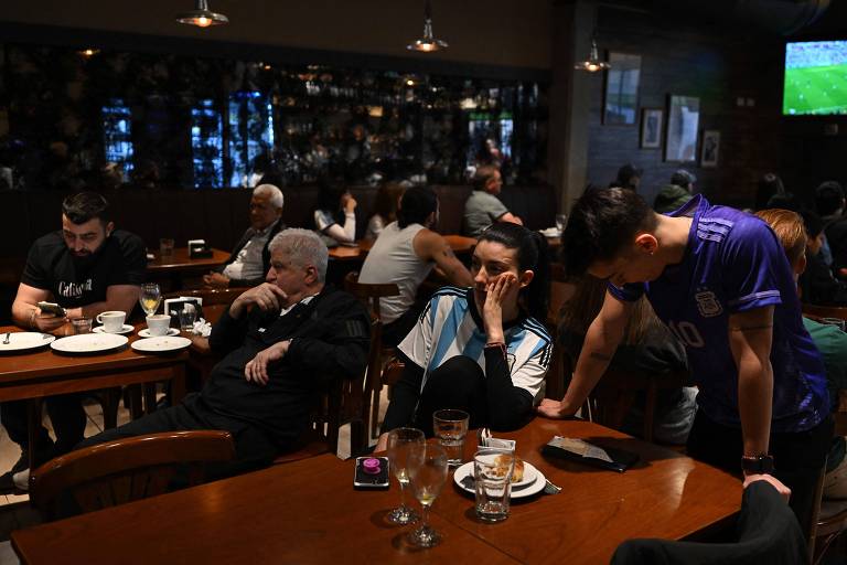 Argentinos cabisbaixos após a derrota da seleção para a Arábia Saudita, em bar de Buenos Aires