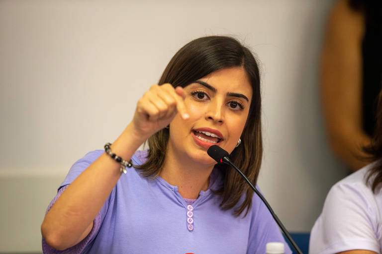 Deputada Tabata Amaral (PSB) durante entrevista a jornalistas em São Paulo