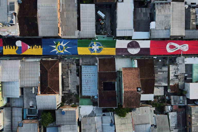 Rua em Manaus é coberta com 6 milhões de bandeirolas para a Copa