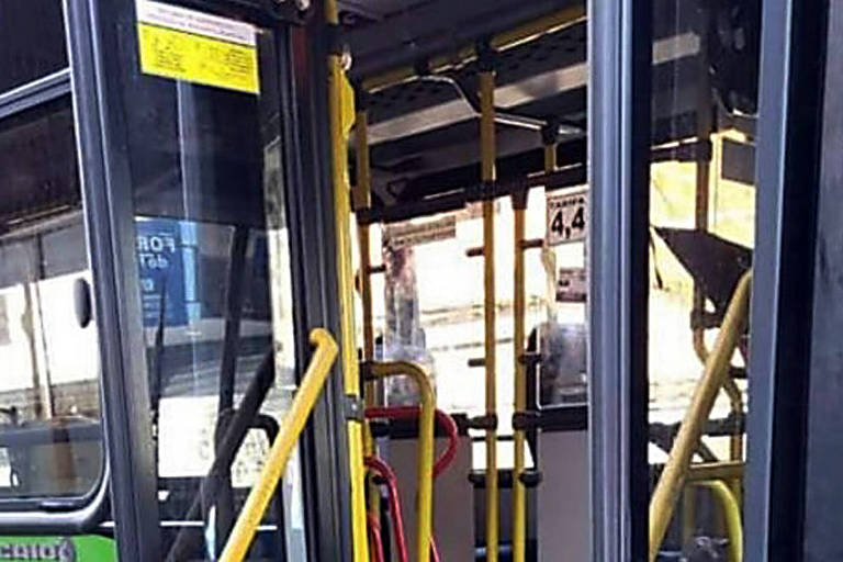 Imagem mostra a roleta de um ônibus, com porta e janelas abertas