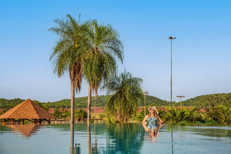 Hóspede aproveita a piscina de borda infinita no Zagaia Eco Resort, em Bonito (MS)