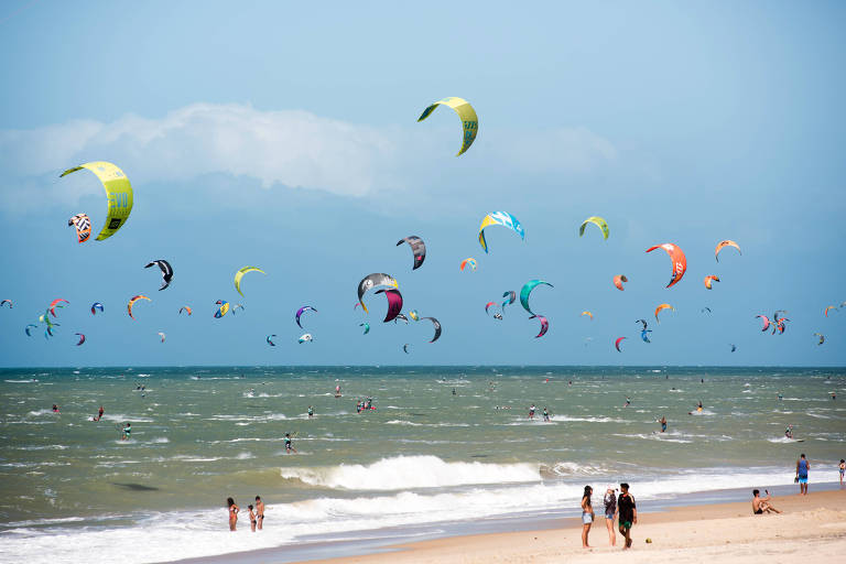 Praia de Cumbuco, em Caucaia (CE), região metropolitana de Fortaleza, é um dos points de kitesurf mais procurados do mundo