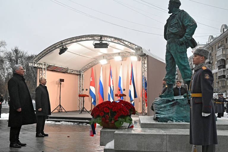 O presidente da Rússia, Vladimir Putin, e o líder de Cuba, Miguel Díaz-Canel, observam estátua em homenagem a Fidel Castro, em Moscou