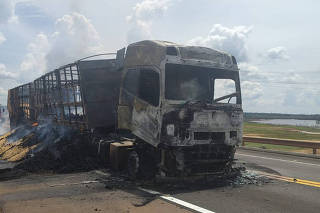 Dois caminhões são incendiados na BR-163, km 887