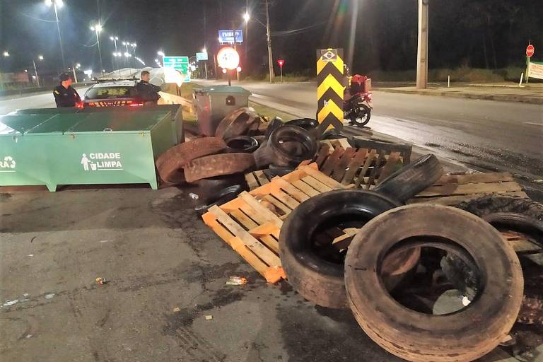 Material apreendido pela PRF em ocorrências em rodovias de Santa Catarina e utilizados ára bloqueios
