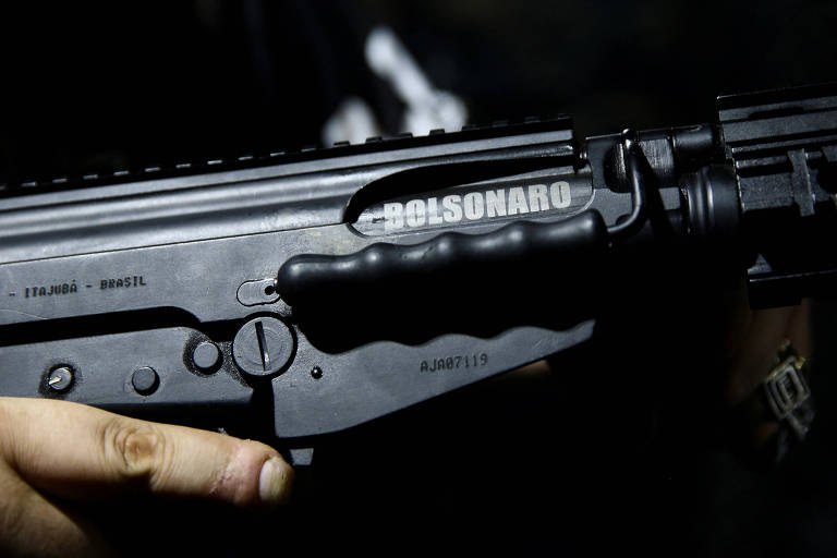 Rifle com uma pintura do nome do ex-presidente Jair Bolsonaro em clube de tiro
