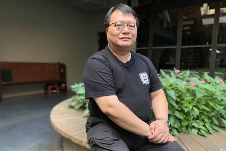 Cheng-Hui Ho, cofundador da Kuma Academy, em Taipei; na camiseta, o símbolo do programa, com um urso segurando uma espingarda