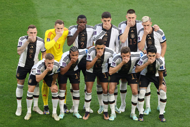 Jogadores da Alemanha protestam contra a Fifa em jogo contra Japão