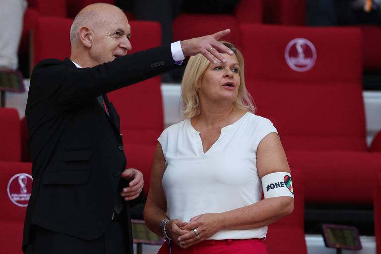 A ministra alemã do Interior, Nancy Faeser, usa a braçadeira com a inscrição 'One Love' durante a Copa do Mundo do Qatar; o adereço foi vetado pela Fifa para jogadores, que usaram faixas oficiais da entidade máxima do futebol