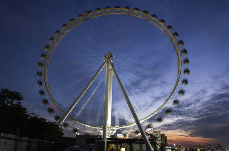 Montagem da maior roda-gigante da América Latina, agora batizada de Roda Rico, no parque Cândido Portinari, na zona oeste da São Paulo