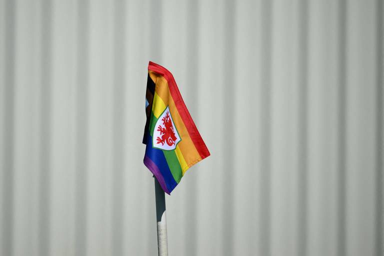 País de Gales desafia Fifa e Qatar com bandeira de arco-íris