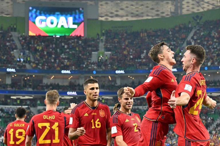 Gavi (segundo da direita) comemora o seu gol, o quinto da Espanha na goleada de 7 a 0 sobre a Costa Rica