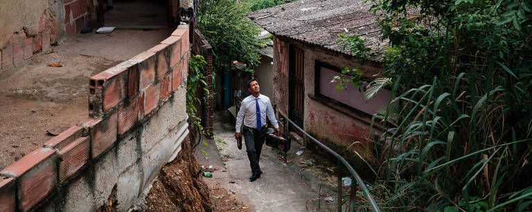 O missionário Nilton Pereira caminha em uma favela antes de um culto em Niterói (RJ) 
