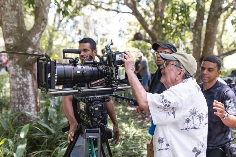O diretor Cacá Diegues durante as gravações de "Deus Ainda É Brasileiro", em Alagoas