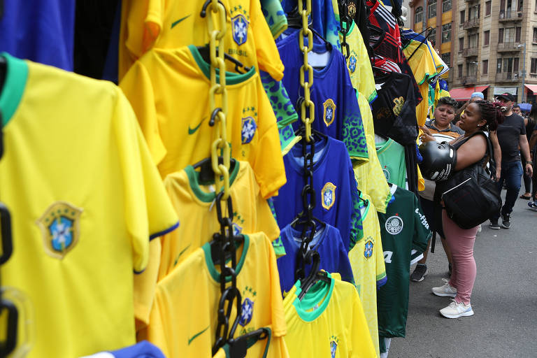 Ambulantes da rua 25 de Março entram no clima de Copa do Mundo com a venda de bandeiras do Brasil e camisas da seleção
