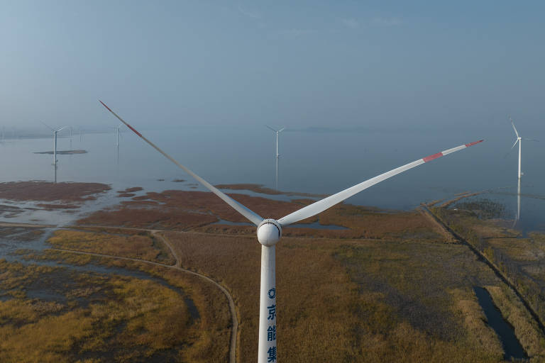 Parque eólico na China, que é o maior fabricante mundial de turbinas eólicas; com aumento das emissões de gases de efeito estufa, país busca desenvolver energia renovável e nuclear