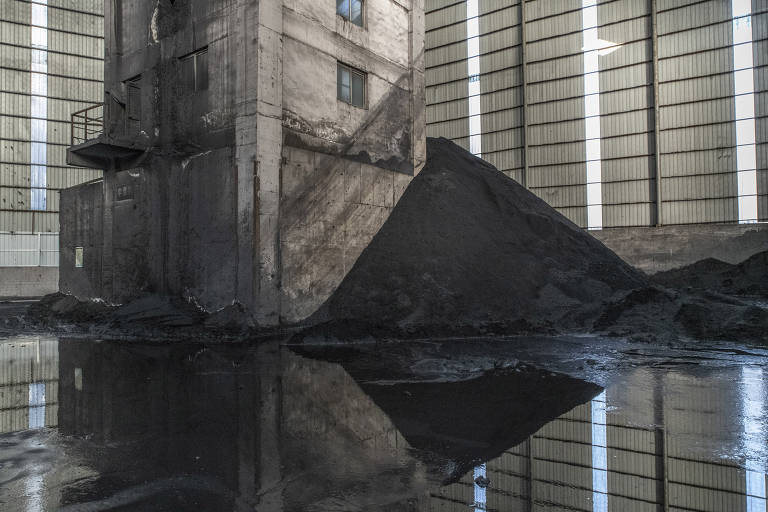 China disse que atingirá o pico de emissões antes de 2030 e deixará de adicionar carbono à atmosfera até 2060; na foto, mineração de carvão em Jiexiu