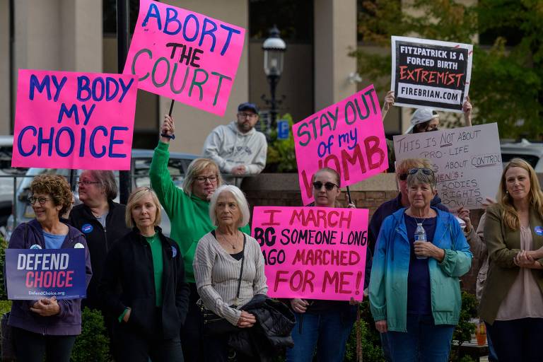 Antivistas pró-aborto protestam em Doylestown, no estado da Pensilvânia