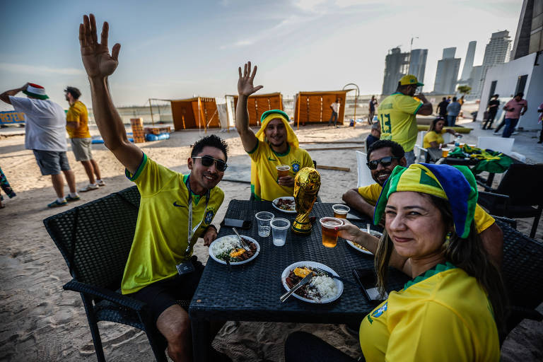 Com cerveja e feijoada, brasileiros aguardam começo do jogo desta tarde
