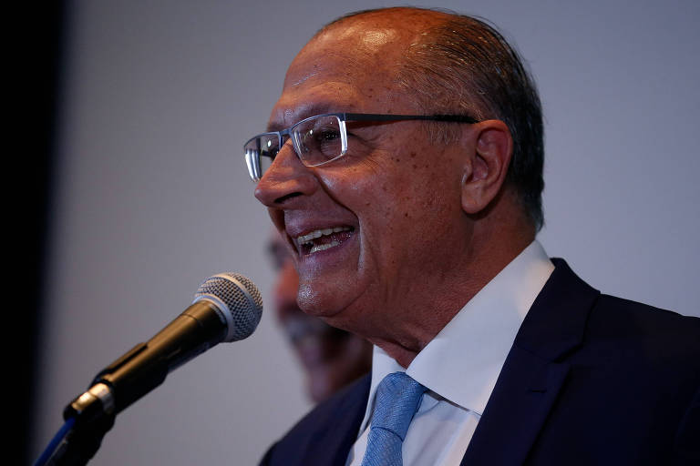 O vice-presidente eleito Geraldo Alckmin durante coletiva de imprensa para anúncio de nomes que participam do governo de transição, no Centro Cultural Banco do Brasil, em Brasília. Ele é um homem branco, calvo. Veste um terno escuro, camisa branca e gravata azul