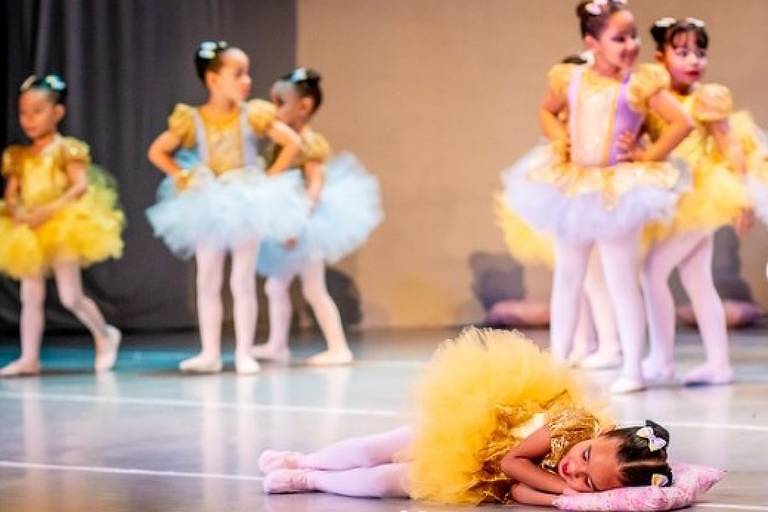 Criança dorme em plena apresentação de dança e viraliza