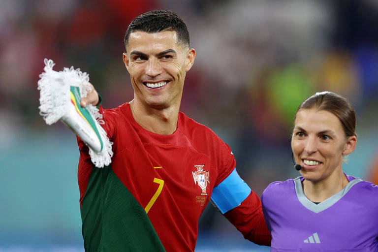 A árbitra Stéphanie Frappart ao lado de Cristiano Ronaldo antes de Portugal x Gana no estádio 974, em Doha; os dois sorriem