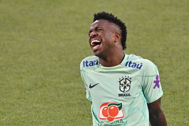 Vinicius Junior sorri em momento de descontração de treino da seleção brasileira no Qatar