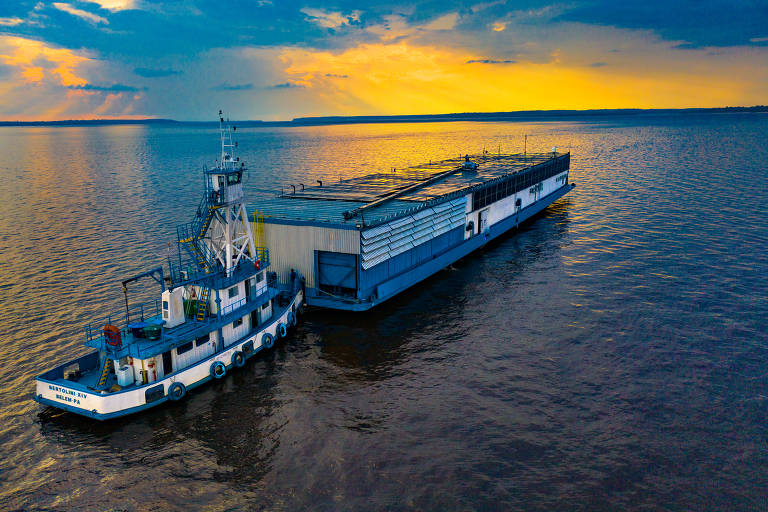 Balsa fábrica de açaí da Bertolini Amazon Treasure, que navega pelos rios da Amazônia. Uma estrutura de 2 mil m² que utiliza uma série de painéis solares