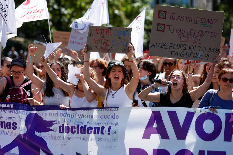 Manifestantes se reúnem, em Paris, em apoio ao direito ao aborto após parecer da Suprema Corte dos EUA
