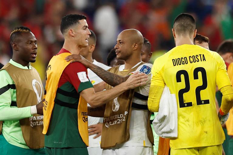 O atacante de Portugal Cristiano Ronaldo e o meio-campista de Gana Andre Ayew conversam após a partida, no jogo que Portugal ganhou por 3 a 2