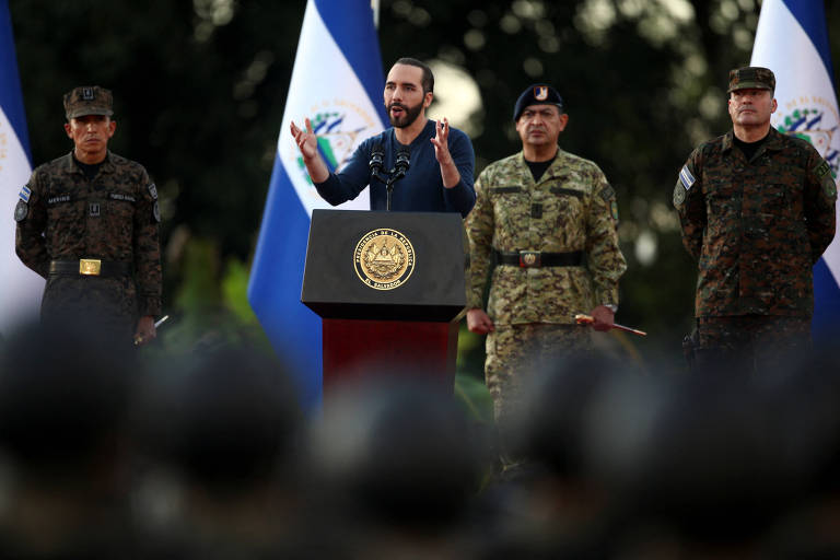 O presidente de El Salvador, Nayib Bukele, discursa a militares em San Juan Opico 