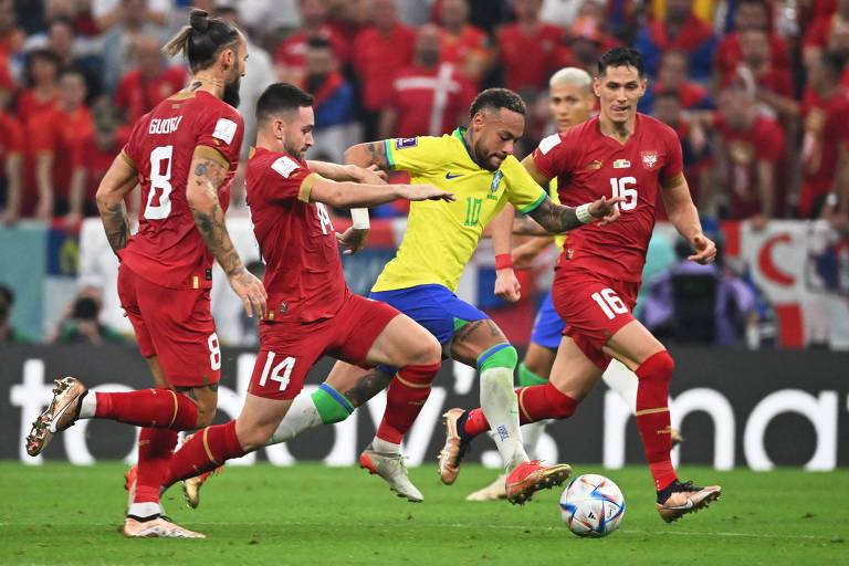 Neymar tenta correr com a bola no meio de jogadores vestidos de vermelho