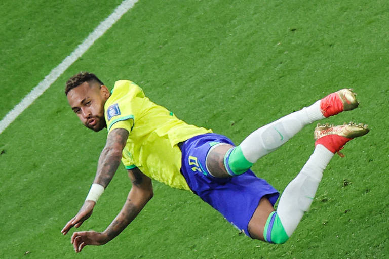 Neymar caindo no jogo entre o Brasil e Sérvia