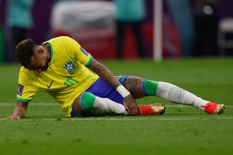 O primeiro lesionado foi Neymar. O craque brasileiro sofreu uma torção em inversão, quando atinge a entorse os ligamentos da lateral do tornozelo. Além dela, o jogador também teve um edema ósseo na parte interna do pé, no tálus medial ou no maléolo medial, ou ainda na base da tíbia