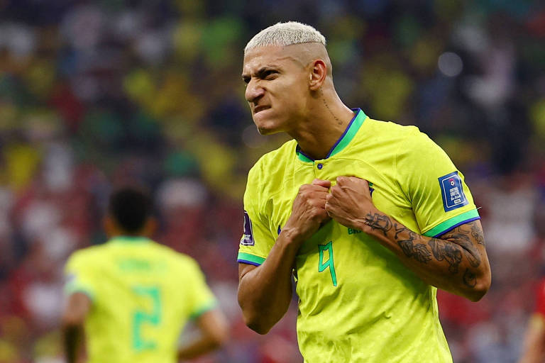 Camisa 9 do Brasil, Richarlison comemora, com as mãos fechadas no peito, o primeiro dos dois gols que marcou contra a Sérvia no estádio Lusail, na estreia da seleção brasileira na Copa do Qatar