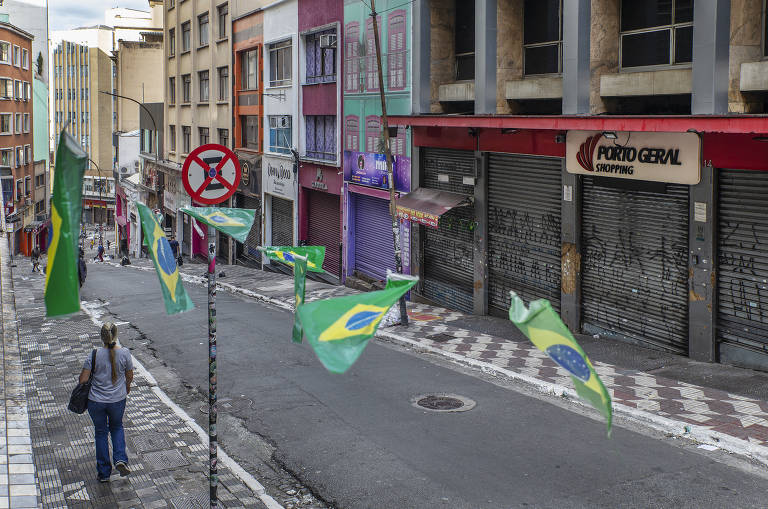 Tradicional rua de comércio no centro de São Paulo, Ladeira Porto Geral fica vazia e com lojas fechadas